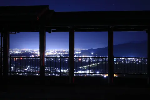 夜景を切り取る静寂の縁