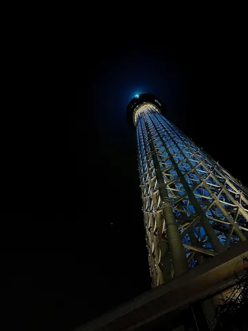 夜空にそびえる青い光の塔
