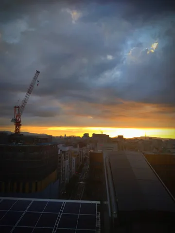 夕暮れの都市に静かな震え