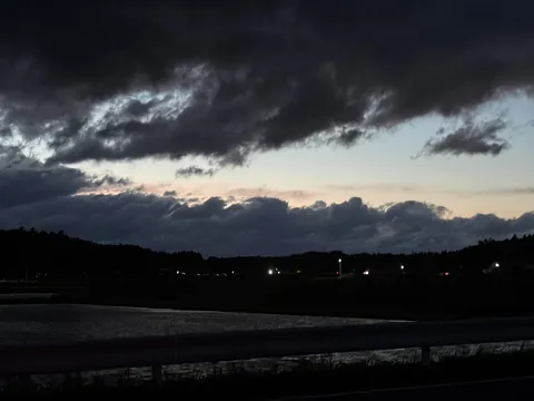 黒雲と薄明の水辺
