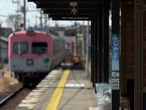 ローカル線の駅、ピンクの列車