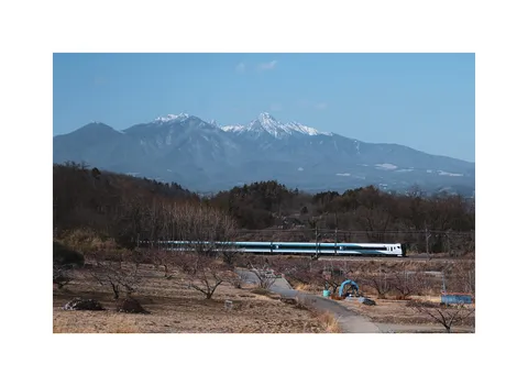 雪山と電車の、ちょっと意外な共演