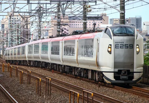 線路の向こうの都会列車