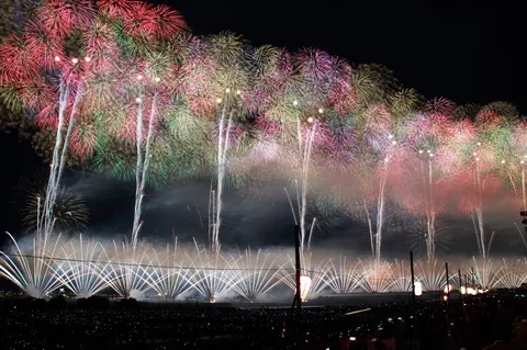 地上と夜空を繋ぐ光の宴