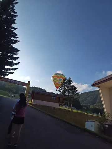 青空と温泉街のんびり散歩