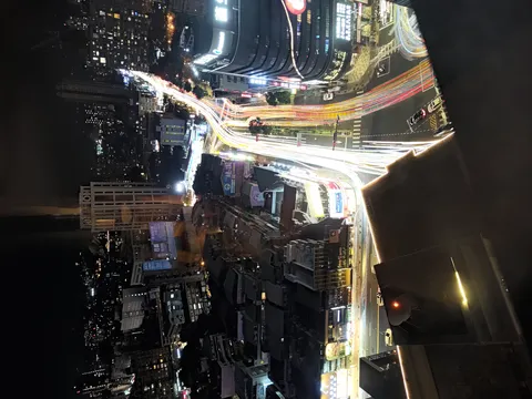 光の軌跡が踊る夜の街