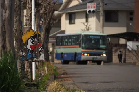 バス待ち？　手作り看板の日常