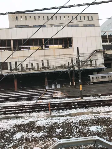冬の駅、静かな午後