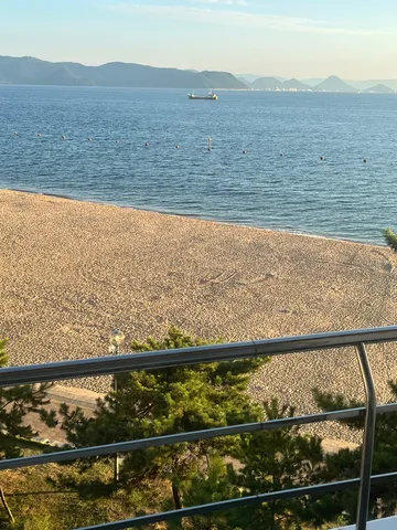 静寂と水平線、穏やかな海辺の風景