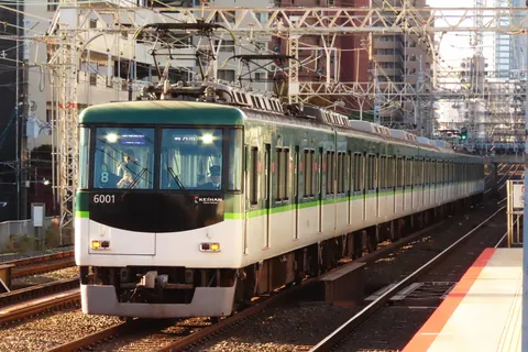 都会を走る緑の列車
