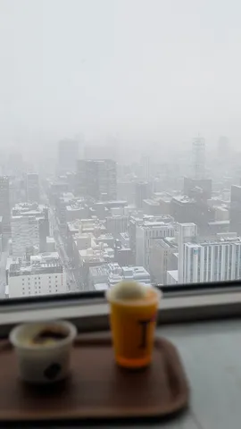 雪煙と街、窓辺のひととき