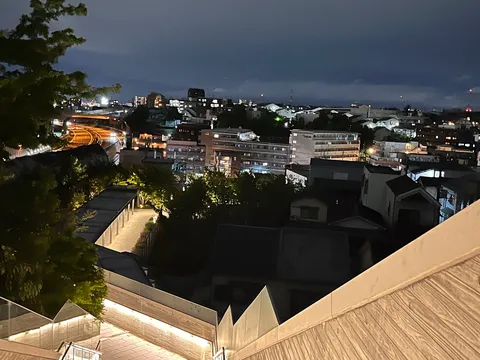 夜景に灯る街の静けさ
