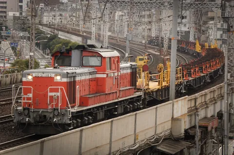 赤と黄色のコントラスト、鉄道の風景