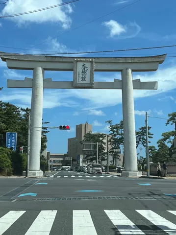 空と鳥居、夏の交差点