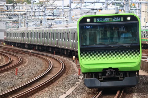 緑の列車が描く曲線美