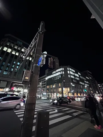 夜の交差点の光のリズム