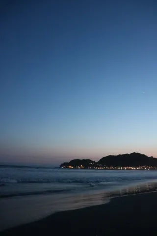 夜明け前の静かな海岸線