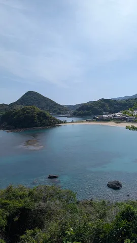 輝く入江と緑の山並み
