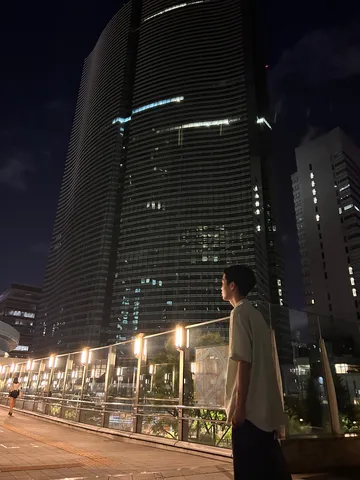 都会の夜景と佇む人