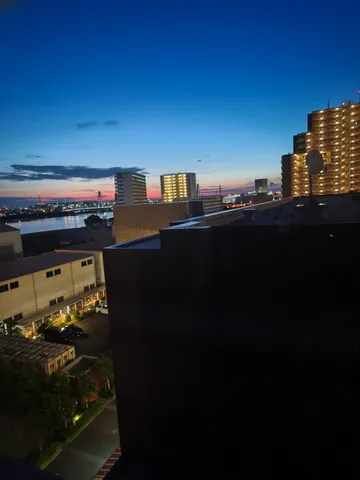 暮れなずむ空と街の灯り