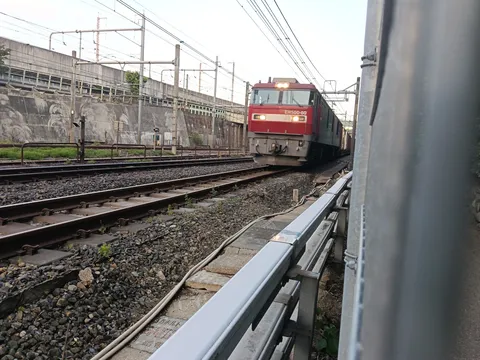 力強く進む列車
