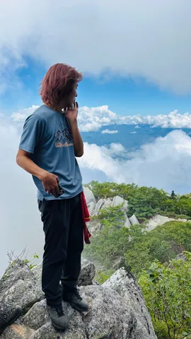 雲海に立つ、風の向こう側