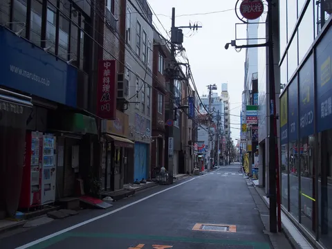 雨上がりの商店街、静かな時間