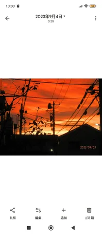 夕景に絡む電線の影