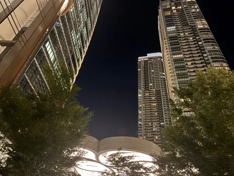 夜空へ誘う都会の光