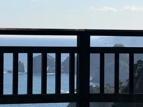 海と岩の静かな縁
