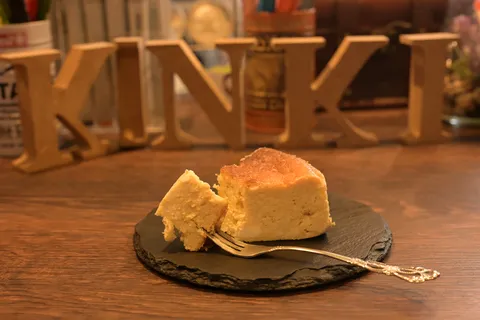温もり感じる、切り分けられたケーキ