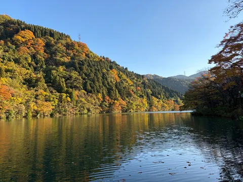秋色を映す静かな湖畔