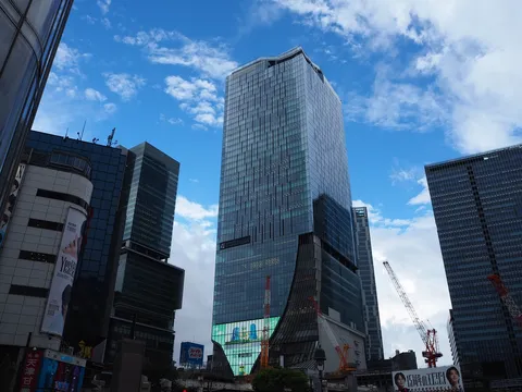 空とビル群のシンフォニー