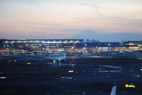 黄昏の空港の灯り
