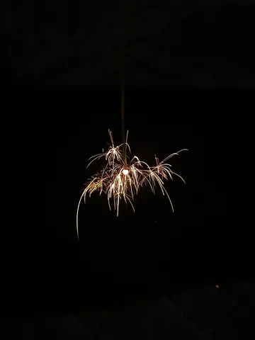 夜空に咲く火花の余韻