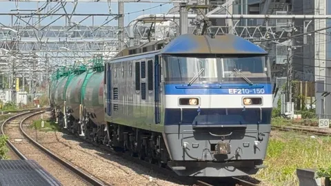 EF210形機関車とタンク車の貨物列車