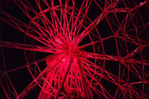 夜空を彩る紅い光の幾何学