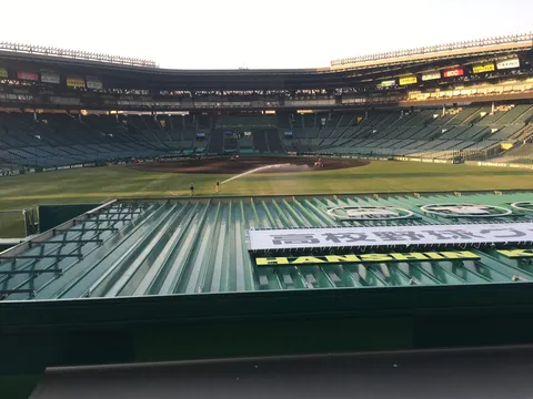 夕暮れ時の球場、仕込みの光景