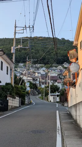 山裾の路地と夕影の風景