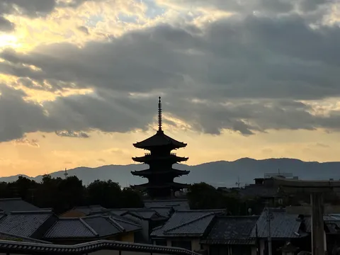 夕暮れに佇む五重塔
