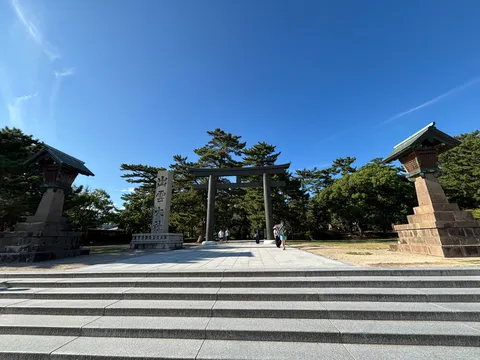 青空と神域の静かな瞬間