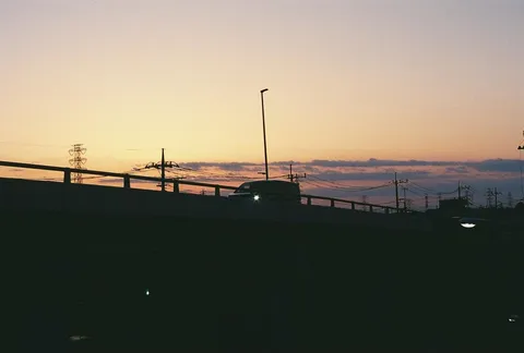 夕暮れの橋を駆ける静かな時間