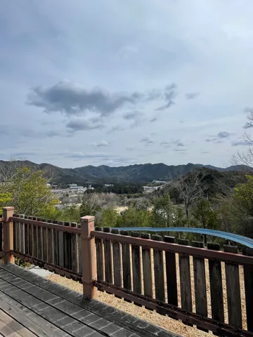 雲間から覗く山里の風情