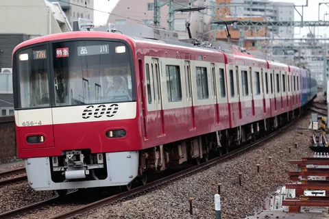 都市を駆ける赤い電車