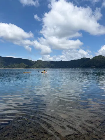 穏やかな水面と緑の山々