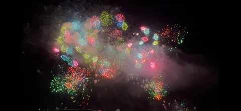 夜空を彩る花火の粒