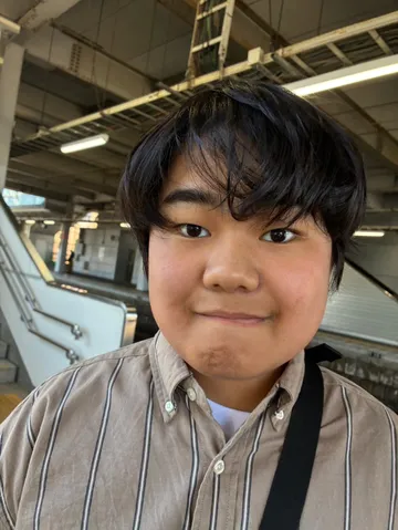駅のホームに立つ少年
