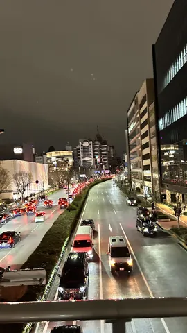 煌めく夜の交通風景