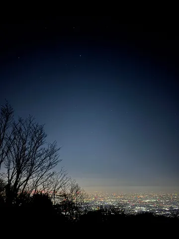街の明かりと瞬く星空