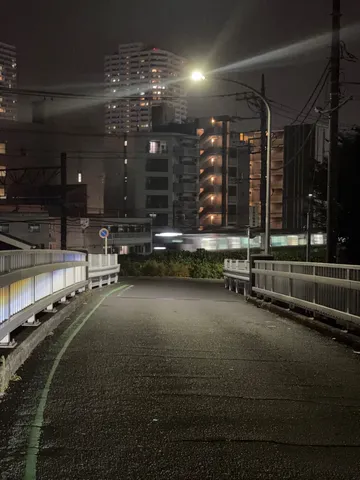 夜道に光が走る風景